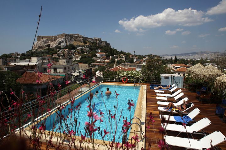 Φωτογραφία αρχείου - Τουρίστες σε πισίνα ξενοδοχείου με θέα την Ακρόπολη (AP Photo/Petros Karadjias)