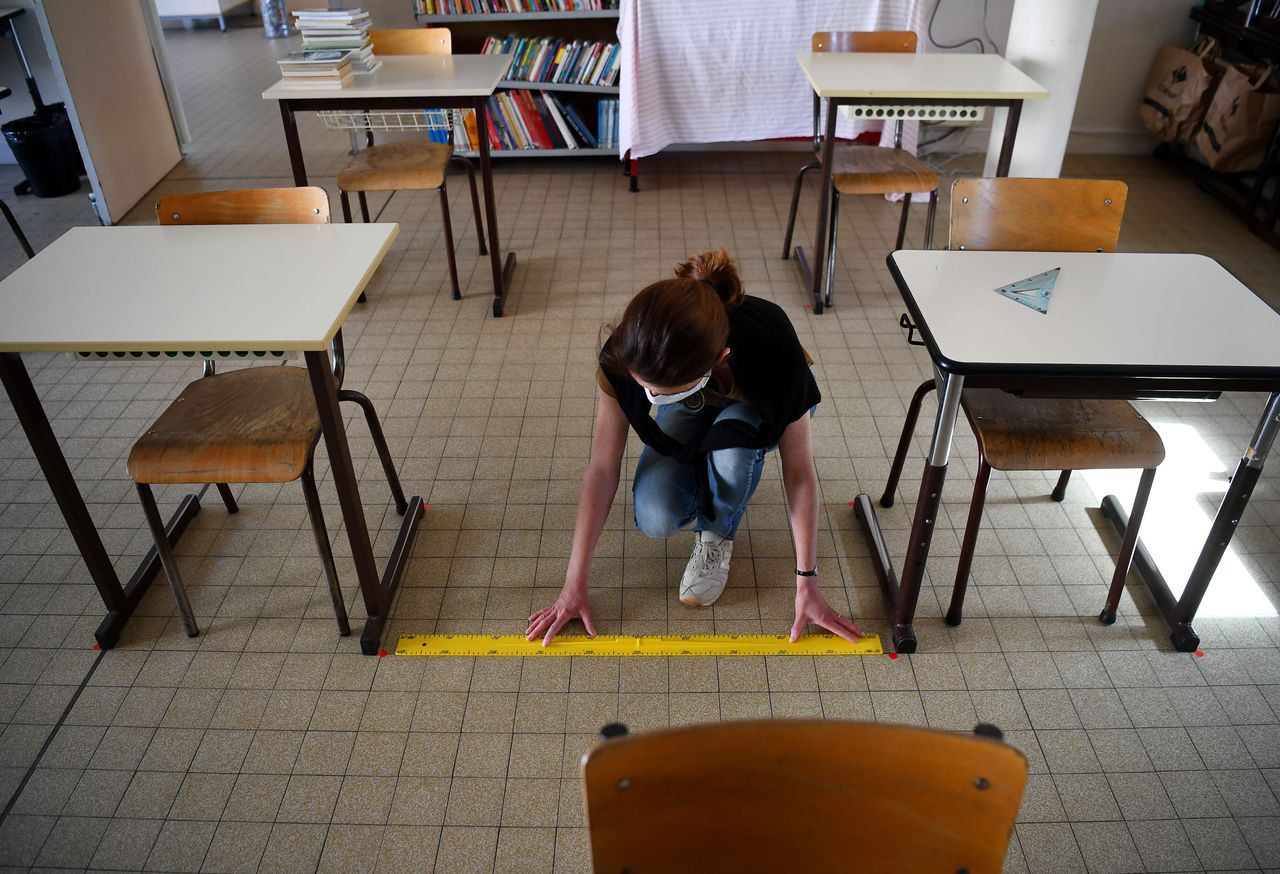 Σχολείο στην Γαλλία προετοιμάζεται κατάλληλα για να υποδεχτεί τους μαθητές μετά την καραντίνα.
