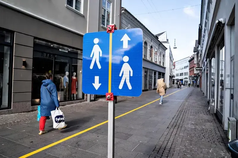 Η κίτρινη λωρίδα στη μέση ενός πεζόδρομου είναι για να βοηθήσει τους ανθρώπους να συμμορφωθούν στις οδηγίες της κοινωνικής αποστασιοποίησης, Δανία.