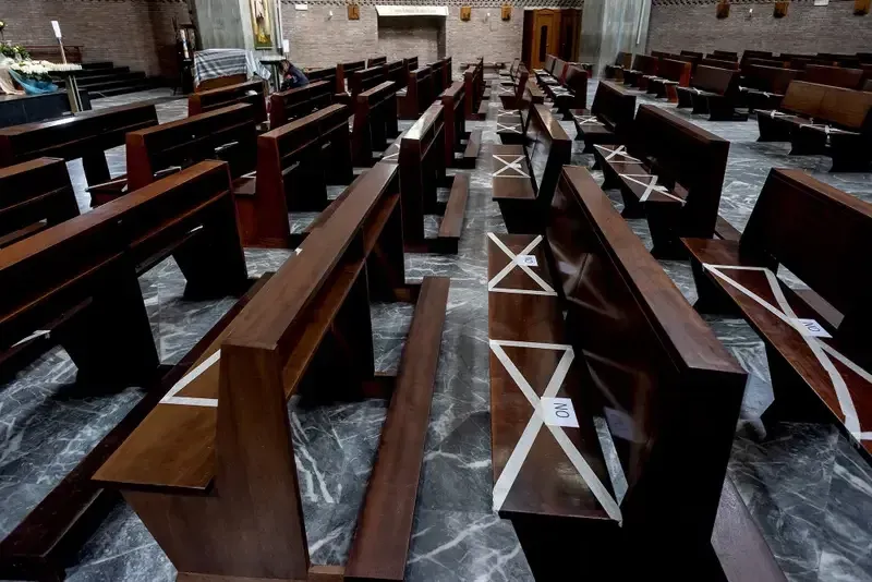 Η εκκλησία του San Policarpo στην περιοχή Tuscolano της Ρώμης χρησιμοποιεί ταινία για να δείξει σε ποιες θέσεις δεν πρέπει να κάθονται.