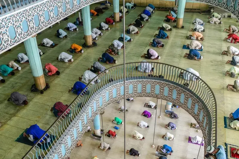 Μουσουλμάνοι προσεύχονται στο Εθνικό Τζαμί Baitul Mukarram κατά τη διάρκεια του Ραμαζανιού στη Ντάκα του Μπαγκλαντές, στις 8 Μαΐου.