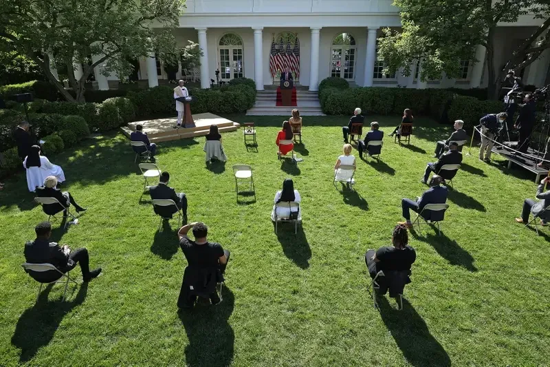 Οι επισκέπτες κάθονται σε απόσταση 6 μέτρων κατά τη διάρκεια μιας εκδήλωσης Εθνικής Ημέρας Προσευχής στον Rose Garden του Λευκού Οίκου, στις 7 Μαΐου.