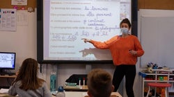 Las impactantes imágenes de cómo organizan a los niños en la reapertura de los colegios en