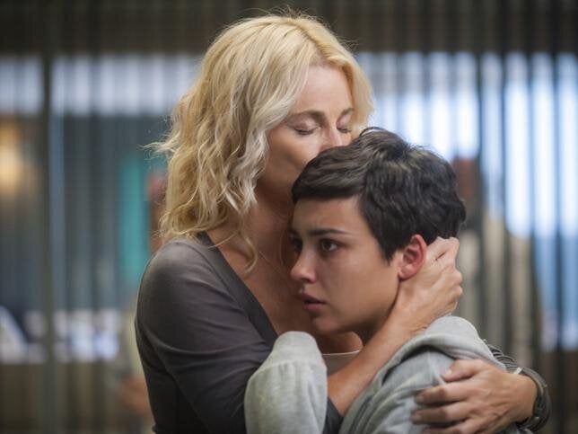 Belén Rueda y Carla Díaz en 'Madres'.