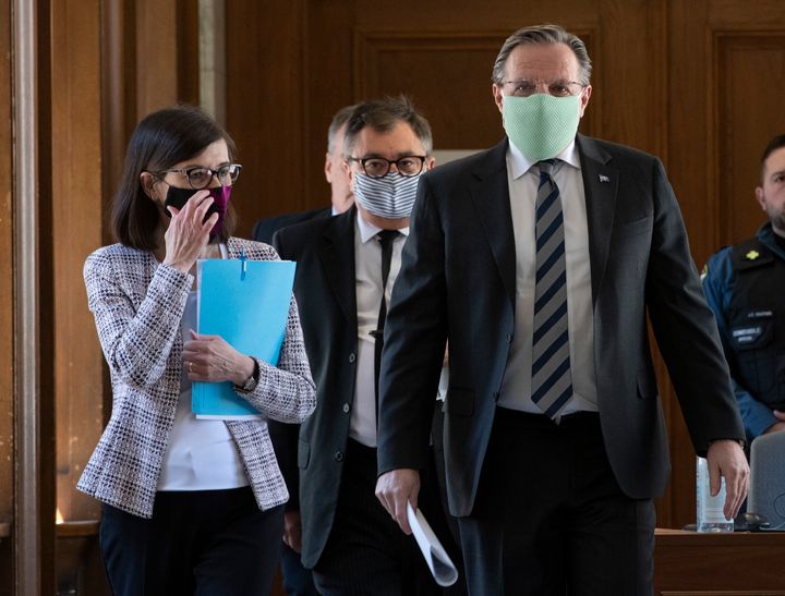 Pour une deuxième journée de suite, Danielle McCann, Horacio Arruda et François Legault sont arrivés à la conférence de presse en portant un masque, mercredi. 