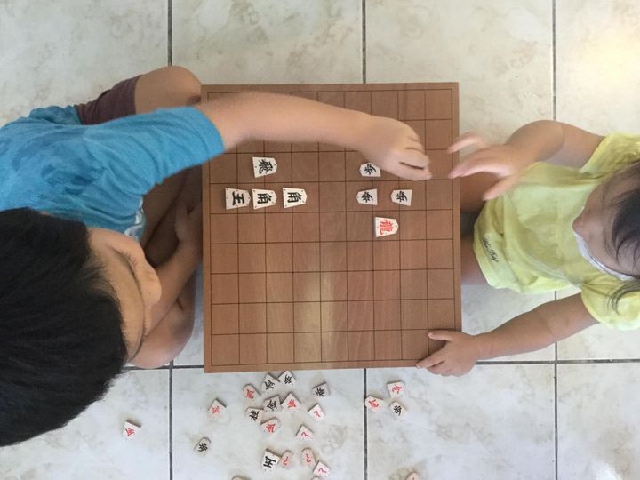 子どもたちと将棋で遊んでいる