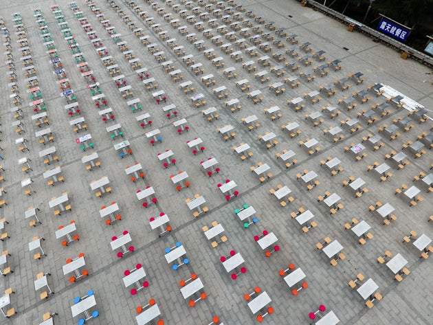 Ζενγκζού, Κίνα: Πλαστικά τραπέζια δείπνου έξω από καντίνα πανεπιστημίου, προετοιμασίες για την μετά κορονοϊό καθημερινότητα. 