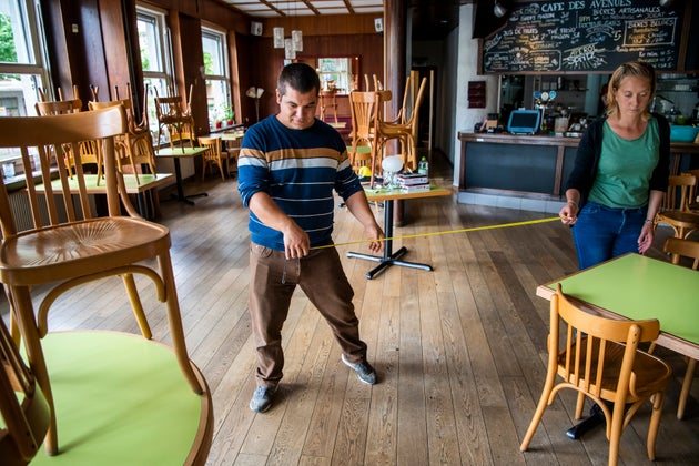 Οι ιδιοκτήτες του καφέ-εστιατορίου «Le Cade des Avenues» στην Σουηδία μετρούν για να τοποθετήσουν τα τραπέζια σε απόσταση δυο μέτρων το ένα με το άλλο και να υπάρξει απόσταση μεταξύ των πελατών. 