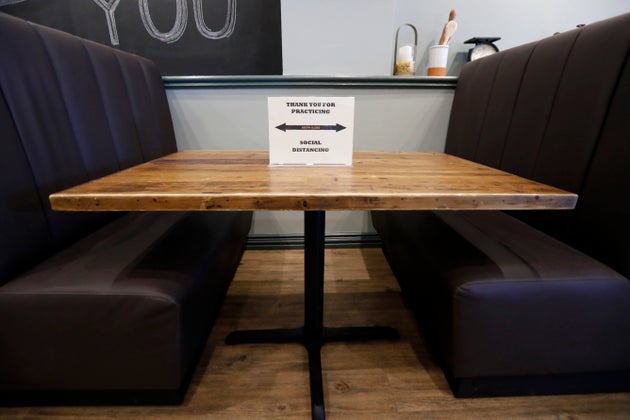 Ενα πλακάτ σε τραπέζι του εστιατορίου CraftWay Kitchen στο Τέξας υπενθυμίζει στους πελάτες να κρατούν τις αποστάσεις σύμφωνα με τις οδηγίες των Κέντρων Ελέγχου και Πρόληψης για τον κορονοϊό. «Σας ευχαριστούμε που εφαρμόζεται την κοινωνική αποστασιοποίηση», γράφει.