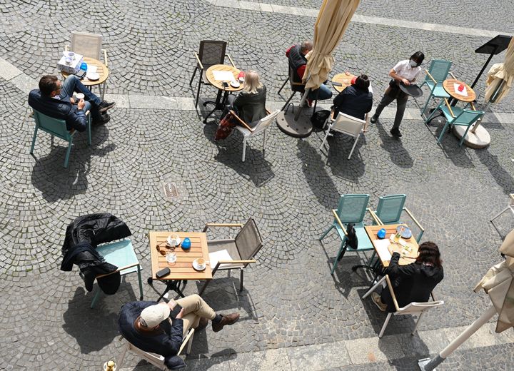 Παλατινάτο, Μάιντς, Γερμανία: Στο εξωτερικό του εστιατορίου «Wilma Wunder» στην πλατεία, τα τραπέζια βρίσκονται σε απόσταση το ένα με το άλλο. Τα εστιατόρια και οι παμπ άνοιξαν αλλά με αυστηρές οδηγίες για την ασφάλεια όλων.