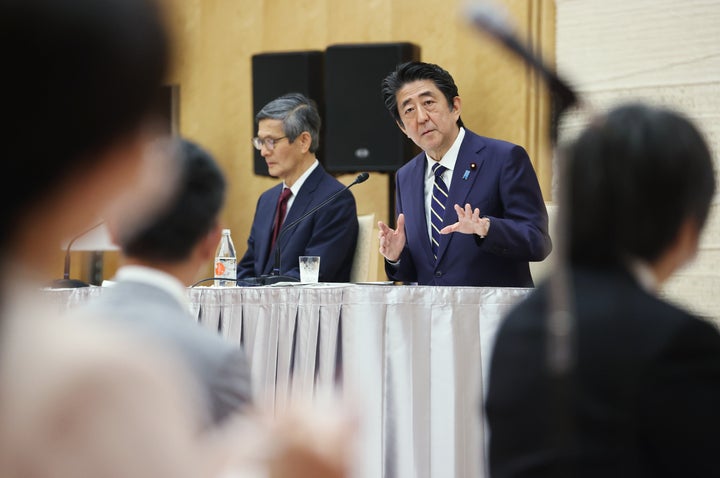 記者会見する安倍晋三首相