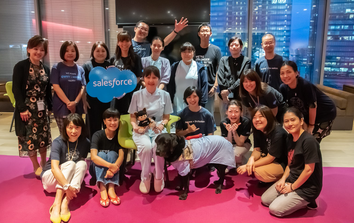 「Abilityforce」のメンバー。写真中央は、盲導犬であり、Salesforce社員の一員として活動したワカちゃん。