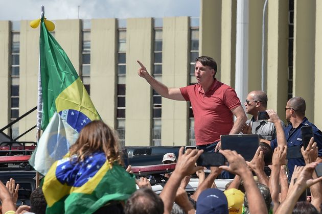 Bolsonaro discursa em manifestação que gerou aglomeração, em meio à pandemia, e pediu fechamento do STF e do Congresso e intervenção militar no dia 19 de abril.