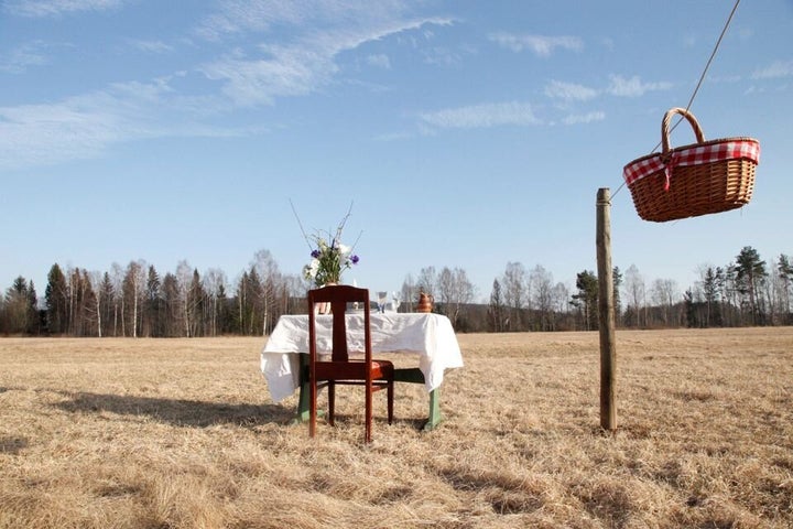 Manger à ciel ouvert dans un pré à Ransater, en Suède.