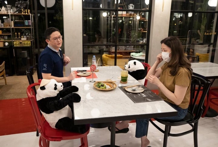 Vous pouvez manger avec des pandas dans ce restaurant à Bangkok.