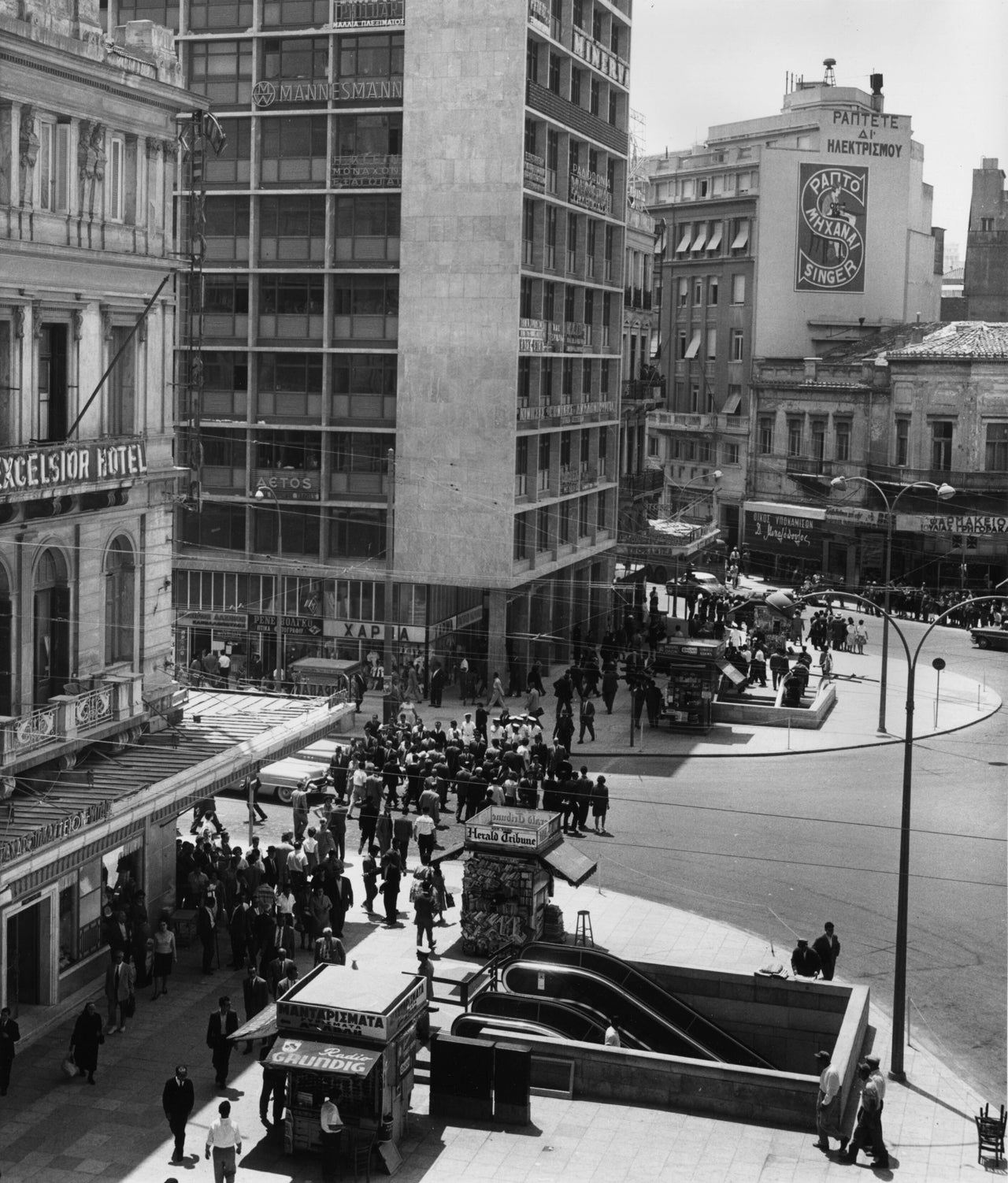 Φωτογραφία του 1955: Η λεζάντα σε μετάφραση από τα αγγλικά αναφέρει: Η Πλατεία είναι ήρεμη καθώς είναι Κυριακή πρωί. Σε αυτή συναντιούνται 8 δρόμοι, επίσης εκεί βρίσκεται και ο υπόγειος σιδηρόδρομος.(Photo by Richard Harrington/Three Lions/Getty Images)