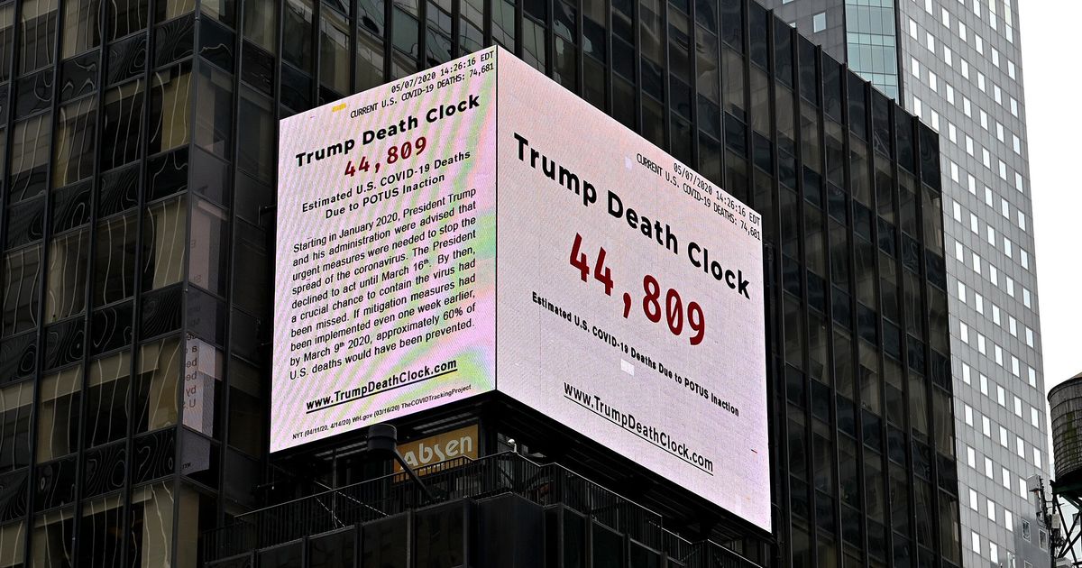 「トランプ死の時計」がニューヨークに登場。死ななくてもよかった人の数を、刻々とカウントする