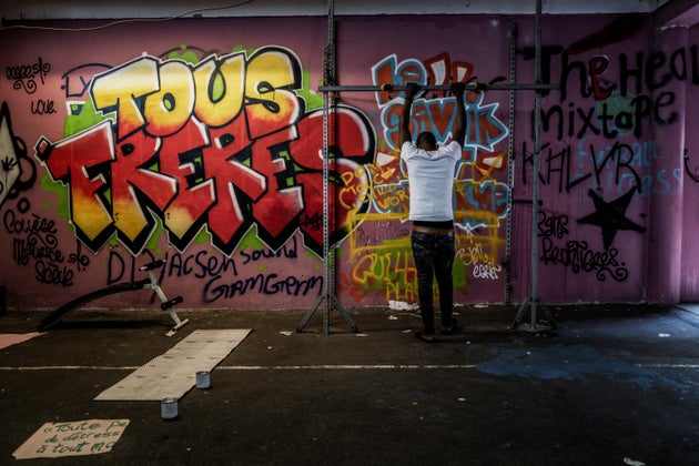 Dans la cour d'une école désaffectée servant d'abri temporaire aux migrants à...