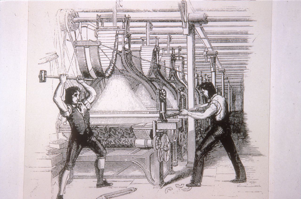 Απεικόνιση του 1844 που δείχνει δύο άντρες να καταστρέφουν με σφυριά, μιας πρώτης μορφής, ηλεκτροκίνητο αργαλειό. (Photo by API/Gamma-Rapho via Getty Images)