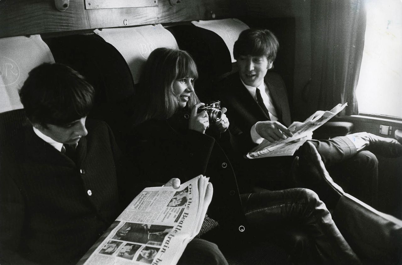 Ρίνγκο Σταρ, Άστριντ Κίρχερ και Τζον Λένον σε τρένο -γύρω στα 1960- στα γυρίσματα του A Hard Day's Night.