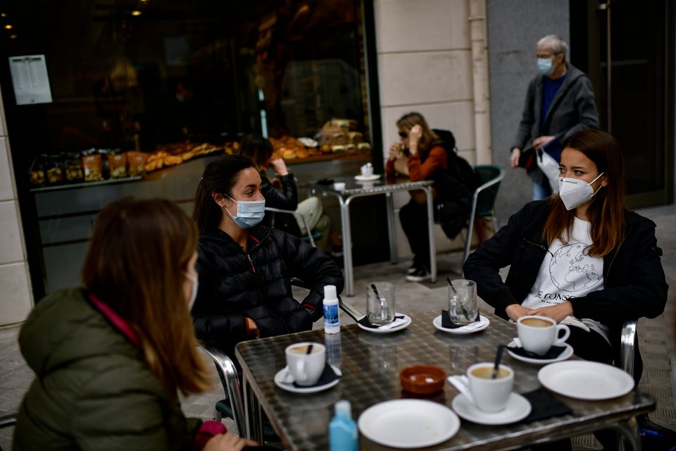 코로나19에 대비해 마스크를 쓴 채 대화를 나누고 있는 사람들. 팜플로나, 스페인. 2020년