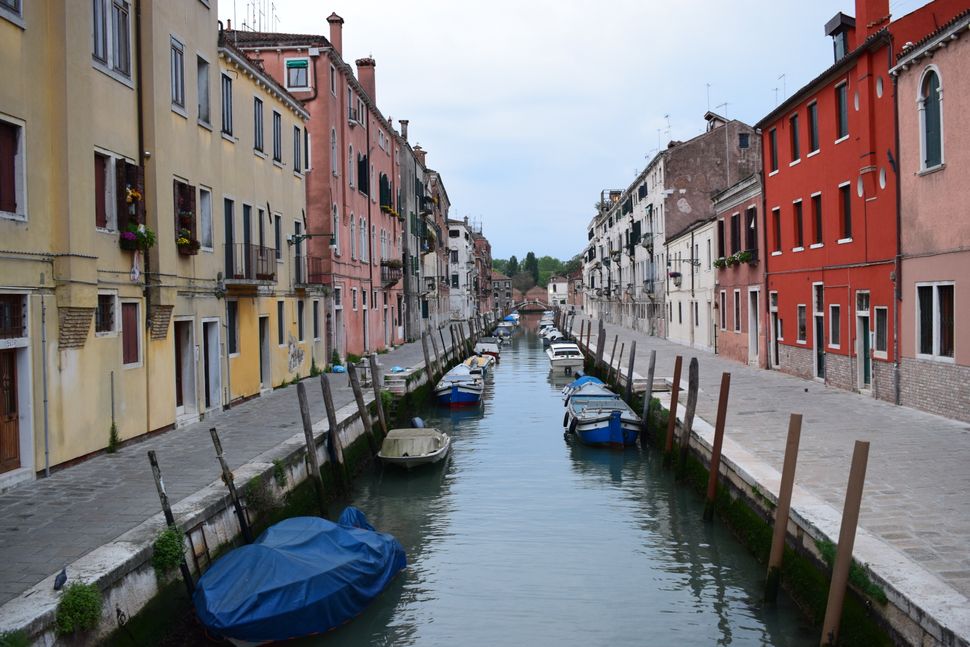 Venezia, la città che muore di turismo e che senza turismo muore (di Ottavio Di