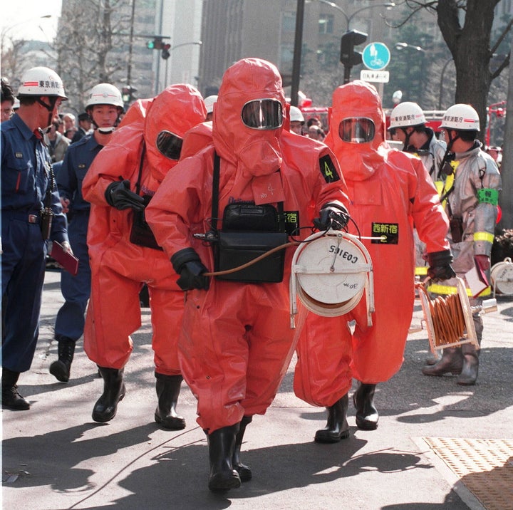 オウム真理教による地下鉄サリン事件で、地下鉄霞ケ関駅構内に入る消防庁化学中隊（東京・霞が関／1995年03月20日）