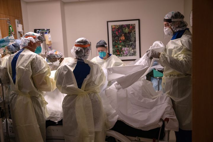 ICUで、新型コロナウイルスの治療にあたる医療従事者たち