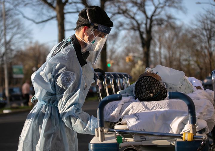 ニューヨークの病院に到着した新型コロナウイルスの患者を、救急救命士が運ぶ