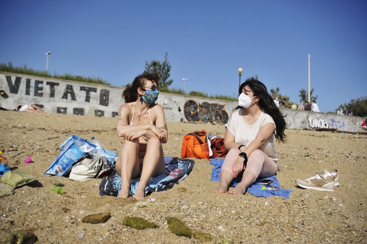 イタリア・リヴォルノ（5月17日）。海岸で日光浴をする女性たち。