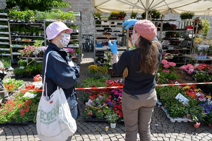 イタリア・トレント（5月17日）。マスクと手袋をつけて立ち話をする女性たち。