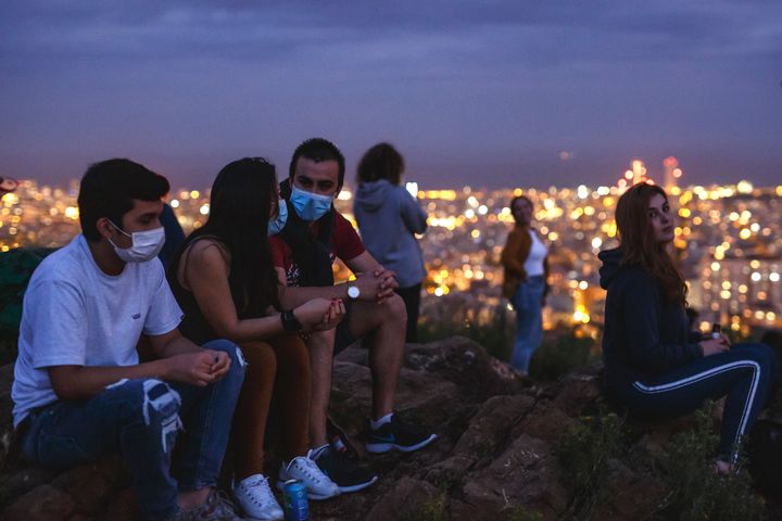 スペイン・バルセロナ（5月17日）。マスクをつけて、日没後の景色を楽しむ人たち。