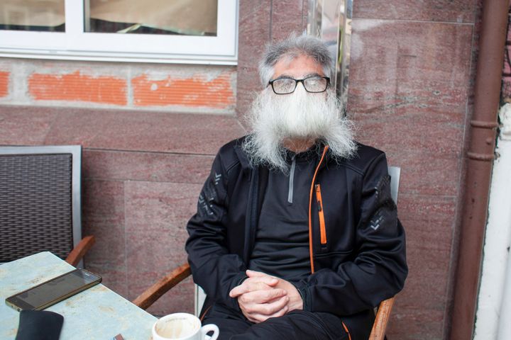 スペイン・ノレーニャ（5月15日）。カフェテリアを訪れた男性は、ヒゲをマスク代わりにして、店員を楽しませていた。