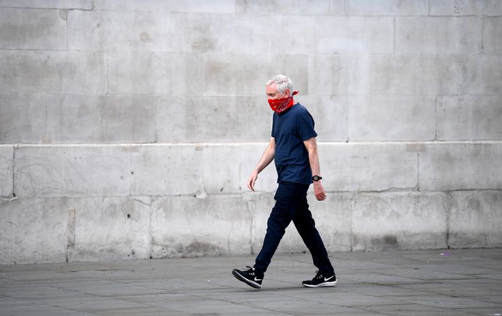 イギリス・ロンドン（5月16日）。バンダナらしき布をマスク代わりにして使う人。