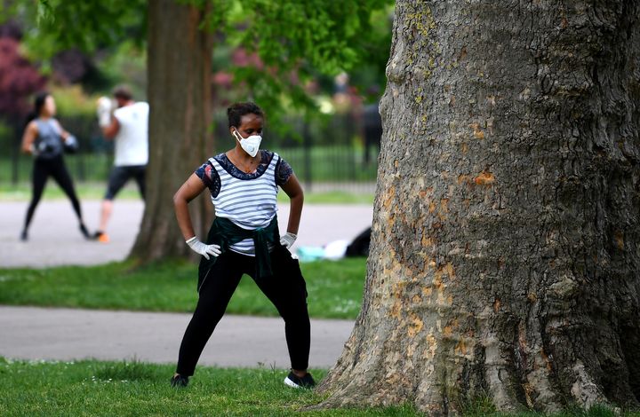 イギリス・ロンドン（5月16日）。公園での運動中もマスクをつけている人。