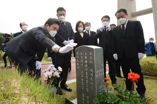 원유철 미래한국당 대표가 5·18민주화운동 40주년인 18일 오전 광주 북구 국립5·18민주묘지에서 장방환 열사 묘를 둘러보고