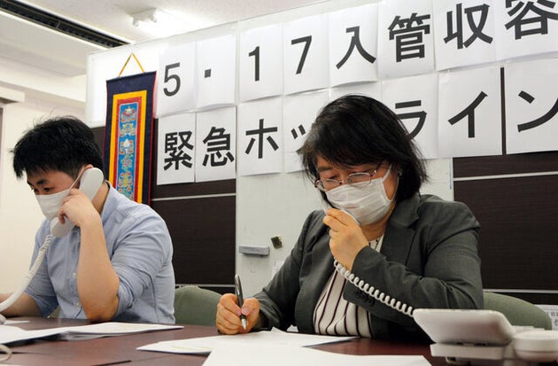 入管収容者からの電話に応じる支援団体の弁護士ら=2020年5月17日、東京都新宿区、荒ちひろ撮影