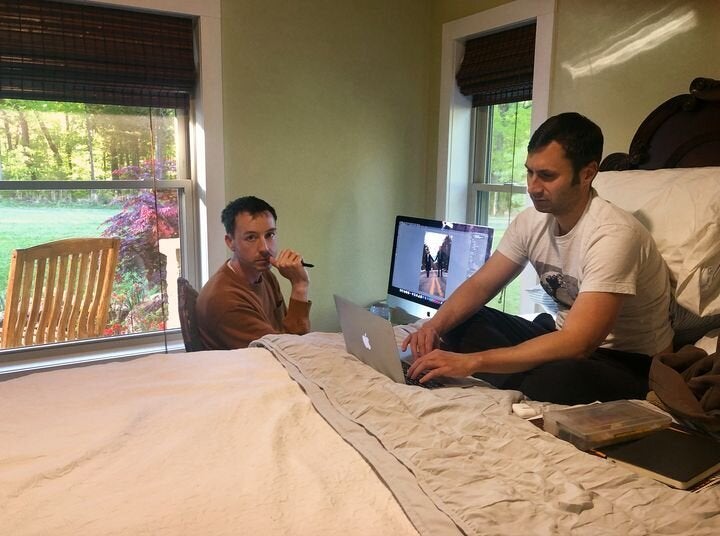 Robert W. Fieseler (à direita) e Ryan Leitner trabalhando num quarto durante a quarentena da Covid.