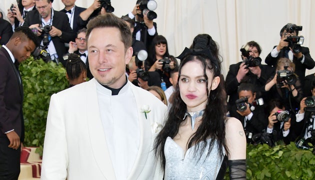 イーロン・マスク氏がマトリックスの「赤い薬を飲め」をツイート→パートナーの母が激怒。一体なぜ?