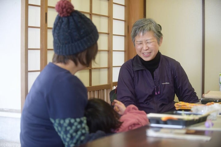 お弁当を食べたあと子育ての話を聴きながら子どもと関わり、親子の様子を知る。