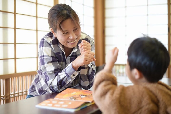 ボランティアの看護師と遊ぶ男の子は、最近保育園で覚えた遊びを披露してくれた。