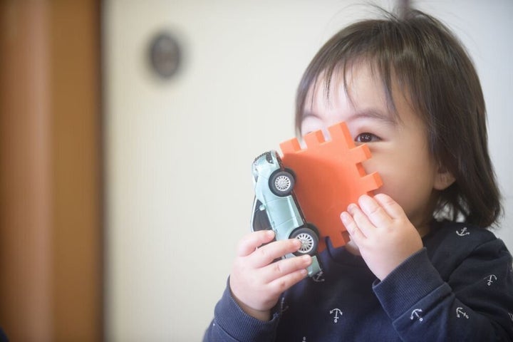 少しの間でも親と離れる機会が普段あまりない男の子は、慎重に遊んでいた。