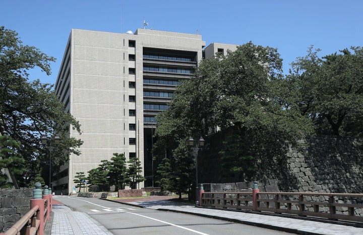 若新さんの地元は福井県だ。写真は福井県庁、福井城址に建っており堀に囲まれている（2019年撮影）