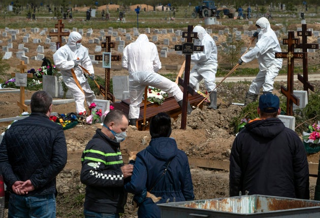 Ενταφιασμός νεκρών από κορονοϊό, έξω από την Αγ.Πετρούπολη.