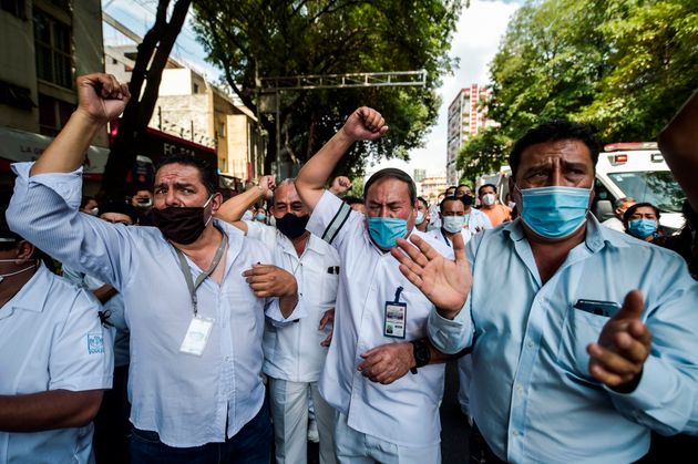 Υγειονομικό προσωπικό στο Μεξικό κατά την πομπή της σορού συναδέλφου τους που πέθανε από κορονοϊό. Διαμαρτύρονται για τις ελλείψεις στα νοσοκομεία. 