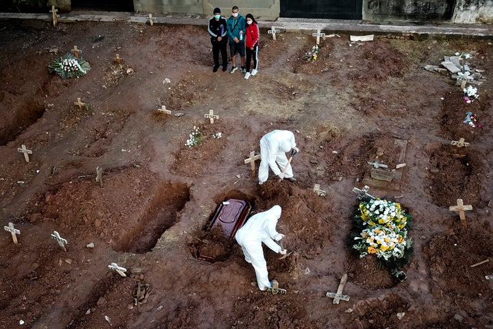 Un funeral en Brasil durante la pandemia. 