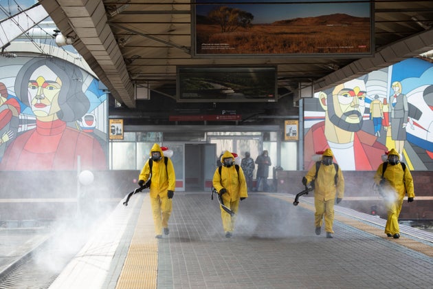 Απολύμανση και ξανά απολύμανση. Σταθμός Λενινγκράντσκι στη Μόσχα.