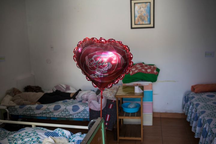 "Ευτυχισμένη Ημέρα της Μητέρας" γράφει το μπαλόνι σε γηροκομείο στο Περού όπου πολλοί ηλικιωμένοι βρέθηκαν θετικοί στον κορονοϊό. 