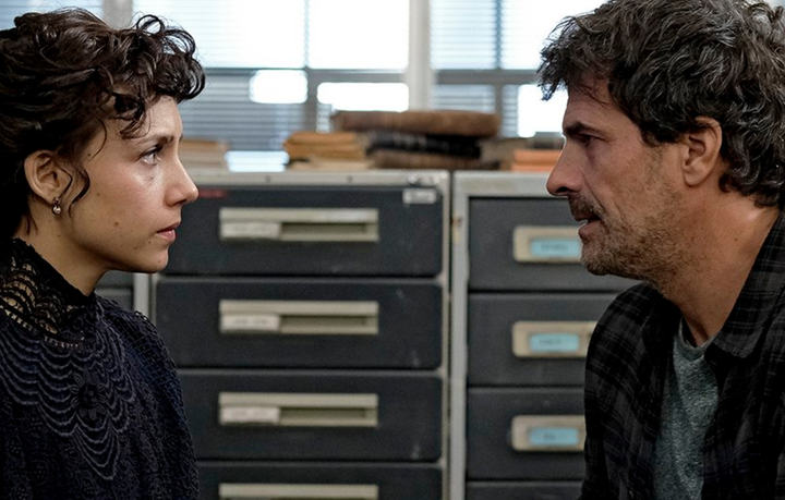 Amelia y Julián, en el tercer capítulo de la cuarta temporada de 'El Ministerio del Tiempo' (TVE). 