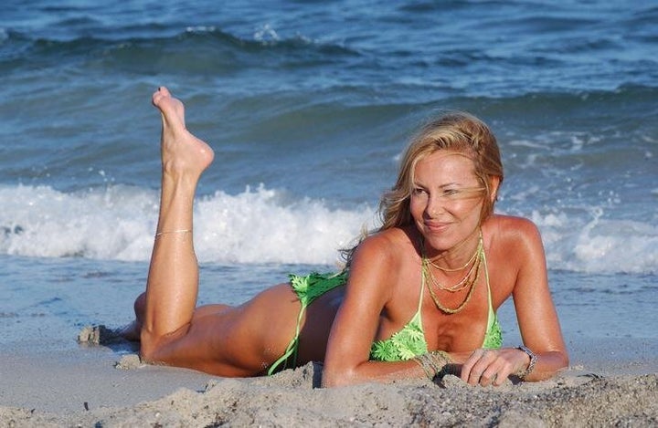 Ana Obregón en uno de sus tradicionales posados en la playa.